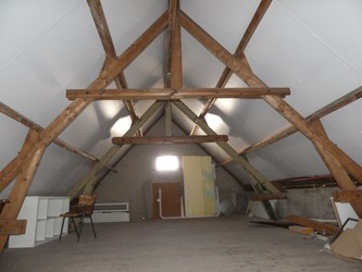 <p>Naast de bouwnaad in de gordingen is het bouwfaseverschil tussen het voorste deel van de kap (1915) en het achterste deel van de kap (1945) te zien in de toepassing van hergebruikt hout bij het laatste spant. Door de materiaalschaarste tegen het eind of net na de oorlog in combinatie met de beschikbaarheid van veel sloophout in het getroffen Zutphen is een verklaring voor de toepassing van hergebruikt hout.</p>
